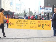 Người Hàn Quốc cầm biển chặn dòng xe trên vỉa hè Hà Nội