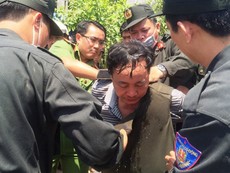 Clip: Khống chế nghi can đâm Trưởng phòng tư pháp huyện
