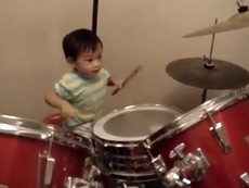 Cậu bé 23 tháng tuổi chơi trống siêu đáng yêu
