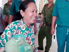 Vụ cháy ở Cần Thơ: Tặng quà cho các công nhân