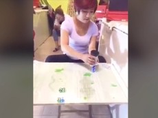 Cô gái xinh đẹp biểu diễn lắc xí ngầu điêu luyện