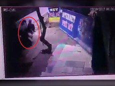 Clip: Va chạm xe tải: Mẹ gãy tay chân, bé gái nguy kịch