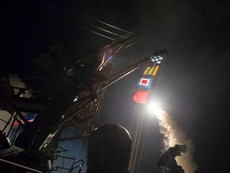 Clip: Tàu chiến Mỹ phóng tên lửa đánh sân bay Syria