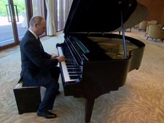 Tổng thống Putin trổ tài chơi piano chờ gặp ông Tập