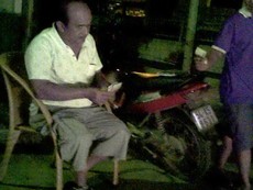 Bắt hai cha con thu tiền bảo kê trước cổng Coca-Cola