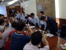 Clip phó phòng đối ngoại Formusa cúi đầu xin lỗi