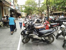 Hà Nội cho xén vỉa hè làm bãi giữ xe