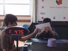 Xoay rubik 'thần tốc' không cần mở mắt