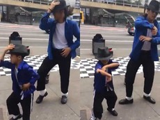 2 cha con với điệu nhảy Michael Jackson cực chất