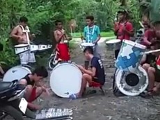 Nhóm nhạc nghiệp dư chơi trống 'bá đạo'