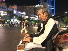 Tiếng Guitar Hawaiian của nhạc công già giữa Sài Gòn