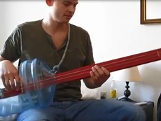 Guitar bass chế từ thùng đựng nước