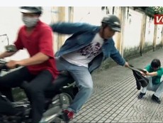 Làm gì khi bị giật túi xách