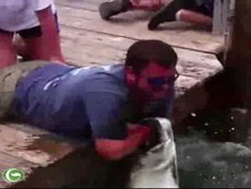 Kinh hãi với màn dùng tay làm mồi câu cá
