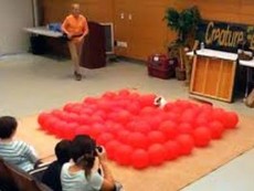 Ngộ nghĩnh chú chó lập kỷ lục nhờ đập bong bóng