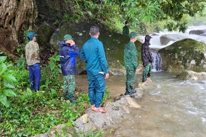 Lai Chau: Als sie mit dem Auto durch die Überlaufrinne fuhren, wurden drei Menschen von der Flut mitgerissen