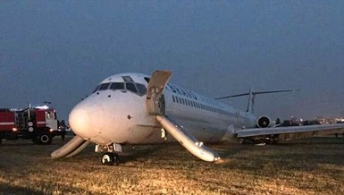 Hành khách bỏ chạy tán loạn khi máy bay bốc cháy