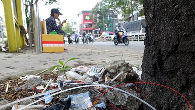 Kim tiêm ở trạm xe buýt