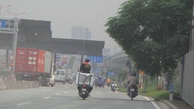 Làm xiếc trên xa lộ Hà Nội
