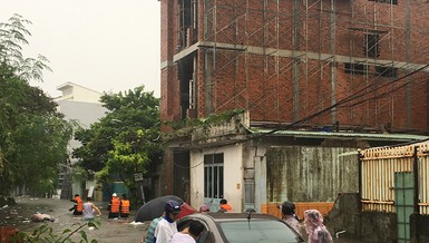 Trận mưa lịch sử nhấn chìm TP Đà Nẵng