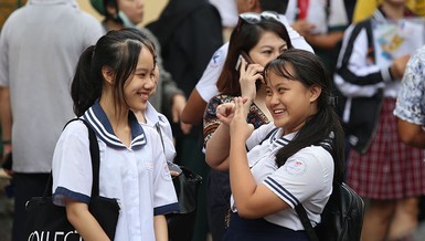 Học sinh rạng rỡ vượt qua môn thi đầu tiên vào lớp 10