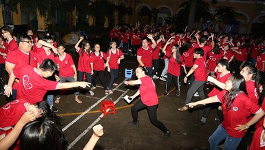Học sinh Trưng Vương “cháy hết mình” đêm chúc mừng tuổi 18