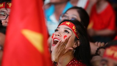 Bóng hồng cháy hết mình cổ vũ tuyển VN trên phố Nguyễn Huệ