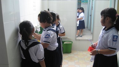 Làm sạch nhà vệ sinh trường học cần 68 triệu đồng/năm