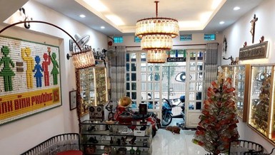 Ngôi nhà đặc biệt với nội thất làm từ 10.000 chai thủy tinh