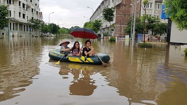 Không tin nổi: Muốn vào ‘làng’ biệt thự phải... chèo thuyền