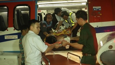 Máy bay trực thăng đưa ngư dân bị nạn từ Trường Sa về đất liền