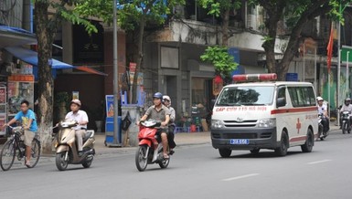 Không nhường đường cho xe ưu tiên, có bị tước GPLX?