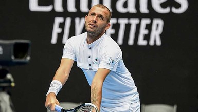 Tay vợt từng dương tính với ma túy khiến Federer chao đảo