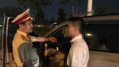 Tài xế 'xỉn' không chịu kí vào biên bản CSGT Rạch Chiếc