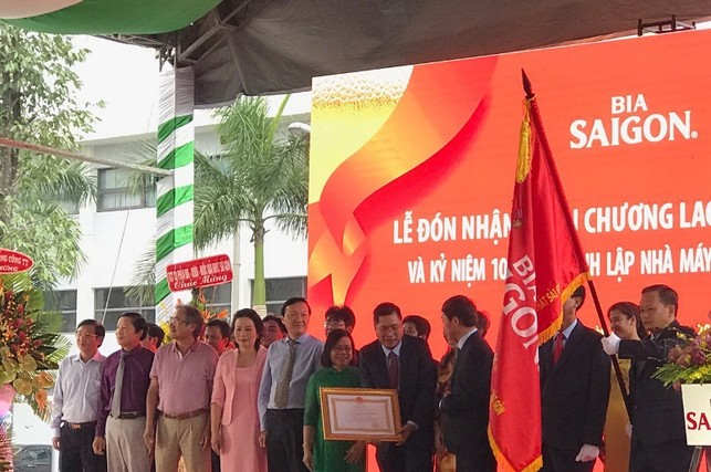 Nhà máy bia Sài Gòn - Củ Chi nhận huân chương