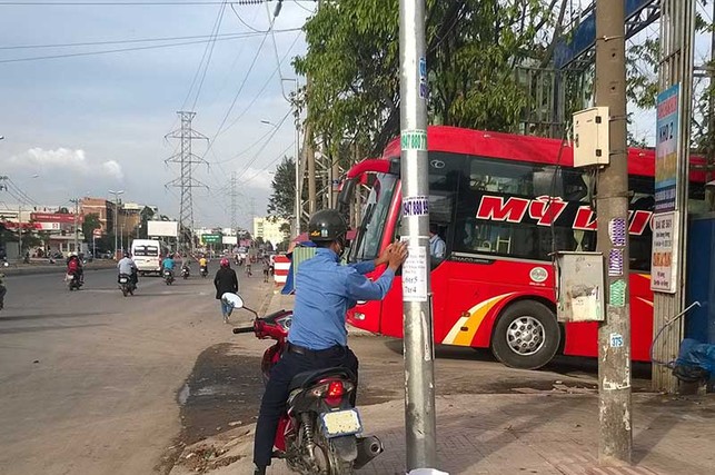 Luật có rồi, sao không xử người dán quảng cáo sai chỗ?