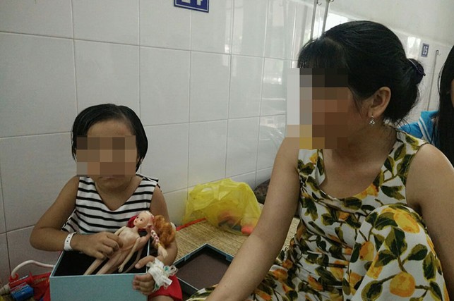 Bé gái 5 tuổi ung thư xương mong gặp mẹ lần cuối