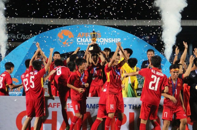 U-15 Việt Nam mang cúp ra khỏi Thái Lan