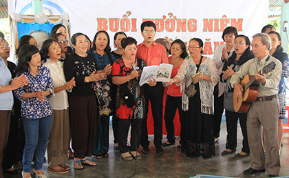 Hàng trăm người về thắp hương trong ngày giỗ đầu Giáo sư Khê