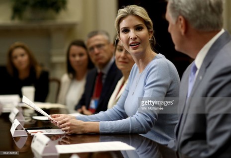 Sốc: Con g&aacute;i thay &ocirc;ng Trump chủ tr&igrave; cuộc họp Nh&agrave; Trắng - ảnh 1