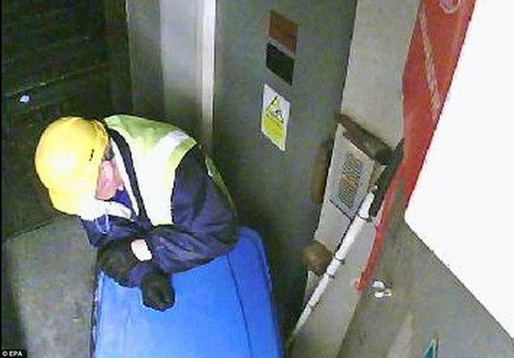 Một nghi phạm bị camera giám sát ghi lại hình ảnh. Ảnh: EPA Một nghi phạm bị camera giám sát ghi lại hình ảnh. Ảnh: EPA