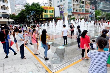 Vô tư đùa giỡn ở đài phun nước phố đi bộ Sài Gòn bất chấp bảo vệ nhắc nhở - ảnh 1