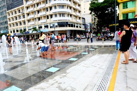 Vô tư đùa giỡn ở đài phun nước phố đi bộ Sài Gòn bất chấp bảo vệ nhắc nhở - ảnh 2