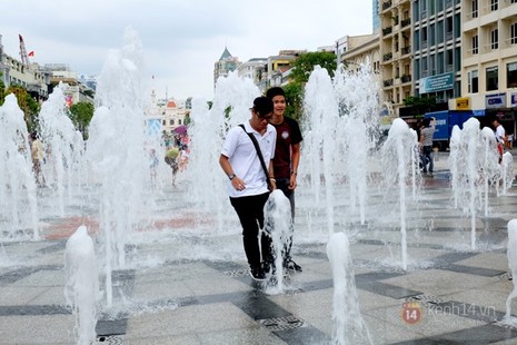 Vô tư đùa giỡn ở đài phun nước phố đi bộ Sài Gòn bất chấp bảo vệ nhắc nhở - ảnh 5
