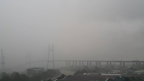 Mây đen kịt ngay từ 6h30 sáng. Ảnh ĐL