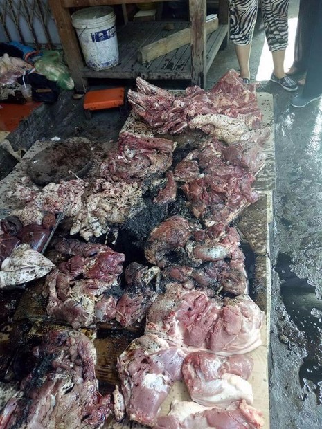 chủ một quầy thịt lợn lớn ở chợ Lương Văn Can đổ đầy luyn và phân lợn lên phản lợn của đối thủ.