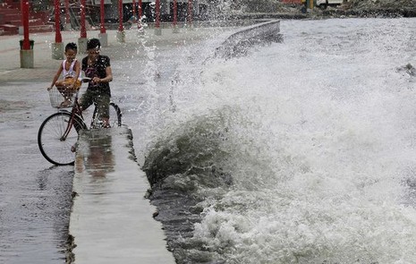 Bão quét Philippines: 10 người chết, hàng ngàn người sơ tán - ảnh 2