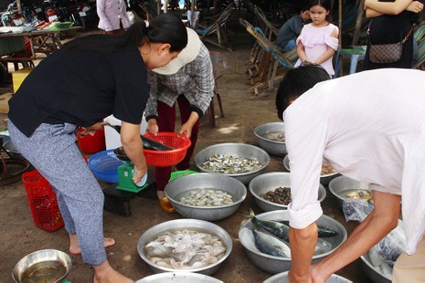 'Chảy nước miếng' với chợ hải sản ở Hồ Tràm - ảnh 10
