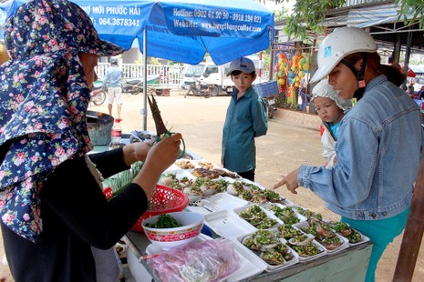 'Chảy nước miếng' với chợ hải sản ở Hồ Tràm - ảnh 1