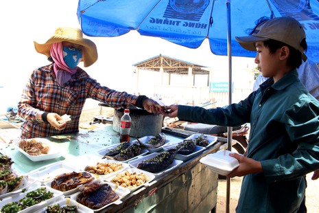 'Chảy nước miếng' với chợ hải sản ở Hồ Tràm - ảnh 2
